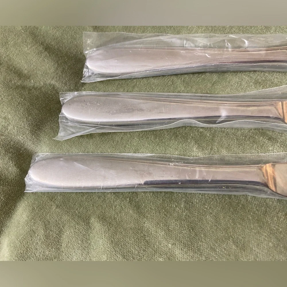 Oneida knives set of three brand new still in sleeves